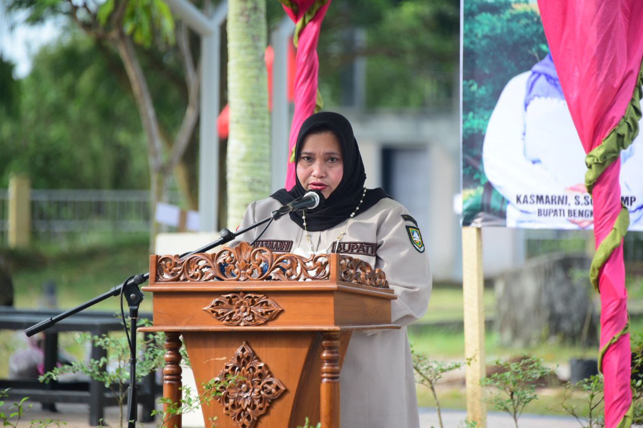 Bupati Kasmarni Tanam Pohon Penghijauan di Pelabuhan BSSR