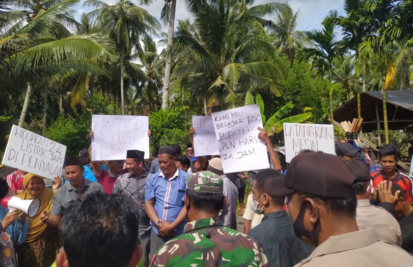 Tuntut operasional 24 Jam, FMKK gelar unjuk rasa depan kantor PLN Kuala Kampar Forum Masyarakat Kuala Kampar ketika menggelar aksi unjuk rasa di depan PLN Kuala Kampar
