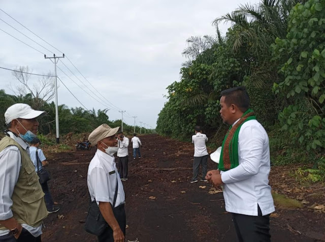 Tingkatkan Infrasruktur Maju. Bupati Pelalawan H.Zukri Prioritaskan Sesuai dengan Visi Misi Bupati Pelalawan H. Zukri Ketika Meninjau Pembangunan Jalan Lintas Bono