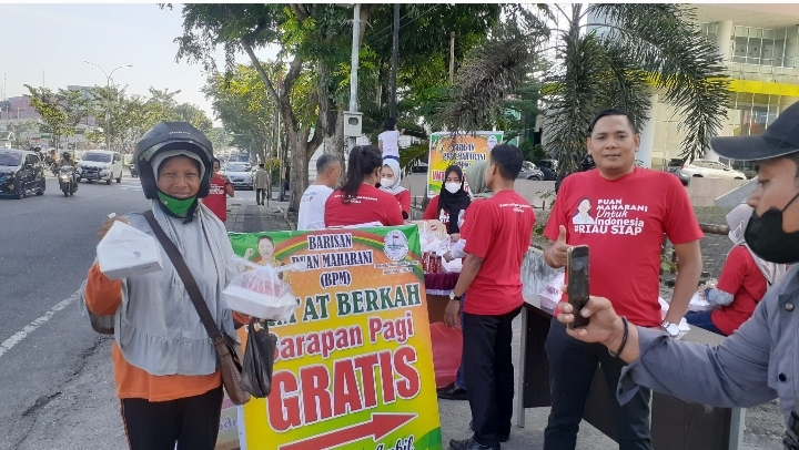 Jum'at Berkah, Barisan Puan Maharani Riau Bagikan Sarapan Gratis ke Masyarakat Pekanbaru Barisan Puan Maharani Riau ketika membagikan sarapan gratis ke masyarakat Kota Pekanbaru