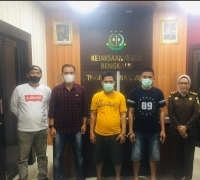 JPU Kejati Riau dan JPU Kejari Bengkalis  Menerima tersangka Tindak Pidana Narkotika dari Tim Penyidik Polda Riau