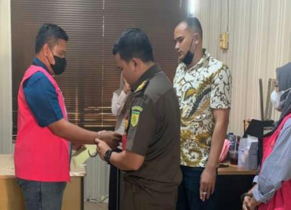 SPB Ditetapkan Tersangka Terkait Kasus Dugaan Korupsi Mendapatkan Pendampingan Advokad Tenar Muhammad Iqbal SH ( Pakaian Batik ) Kuasa Hukum SPB