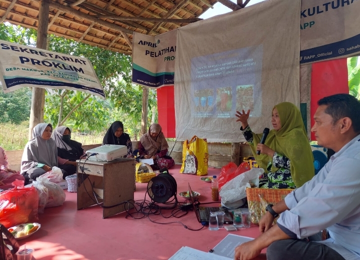 Menuju Desa PROKLIM, PT RAPP Dukung Desa Makmur Kelola Sampah Rumah Tangga Warga Desa Makmur mengikuti pelatihan Pengolahan Sampah Rumah Tangga Menjadi Barang Bernilai Jual di Sekretariat Proklim Desa Makmur, Pangkalan Kerinci, Pelalawan.