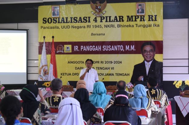 Anggota MPR RI Daerah Pemilihan Jawa Tengah VI Ir. Panggah Susanto,MM Ketika Menyampaikan Materi Empat Pilar Kebangsaan kepada SMA Negeri 1 Parakan, Selasa  (07/06/2022) 