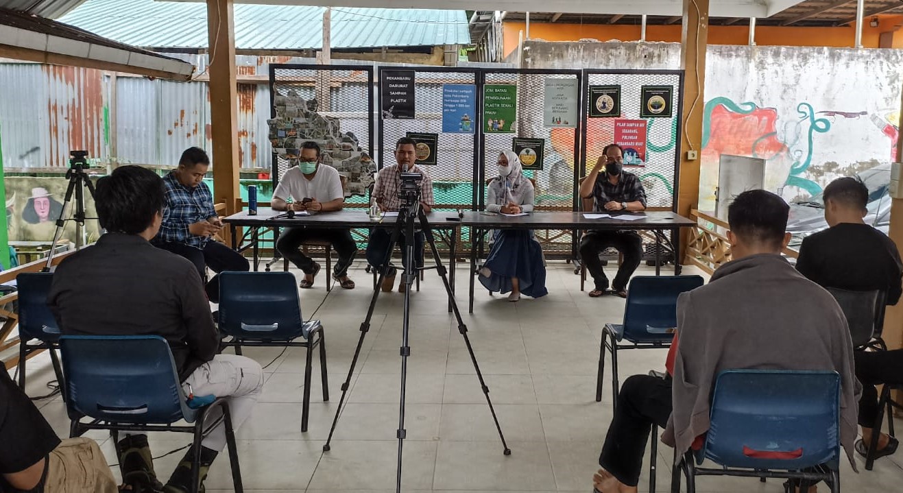 Walikota, DLHK, dan DPRD Pekanbaru Harus Tunduk Pada Putusan PN Pekanbaru WALHI Riau Ketika menggelar Konferensi Pers