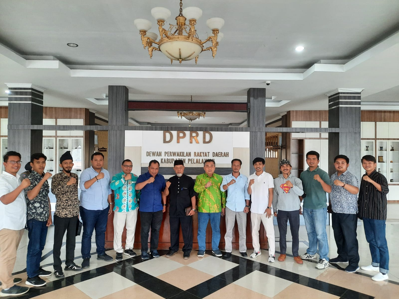 Tidak Boleh Beroperasi, Ketua DPRD Pelalawan Dukung Penuh Pencabutan HGU PT.TUM Foto Ketua DPRD Pelalawan Baharuddin, SH, MH, Kazzaini KS, Datuk M Nasir Penyalai,T, Kespandiar, Abdul Murat, S.IP Ketua GNPK RI Pelalawan, Said Abu Sopian, SH Tokoh Muda Pelalawan, Wan Andi Gunawan Ketua Tunas Muda Pelalawan, dan Aktifis Kuala Kampar
