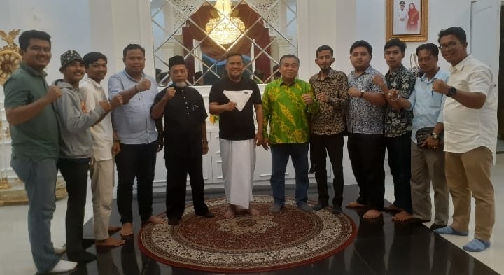 Bupati Zukri Sebut Tak Akan Ada Ruang Untuk PT. TUM Foto H. Zukri Misran, Kazzaini KS, Datuk M Nasir Penyalai,T, Kespandiar Abdul Murat, S.IP Ketua GNPK RI Pelalawan, Said Abu Sopian, SH Tokoh Muda Pelalawan, Wan Andi Gunawan Ketua Tunas Muda Pelalawan, dan Aktifis Kuala Kampar