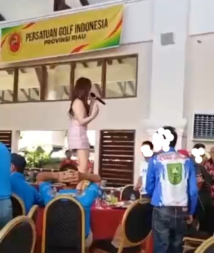 Penyanyi Sexy Diatas Meja Hiasi Turnamen Golf Gubernur Riau, KNPI: '