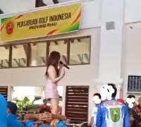Penyanyi Sexy Diatas Meja Hiasi Turnamen Golf Gubernur Riau, KNPI: '
