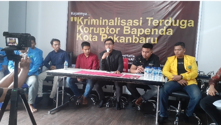 Sebarkan Rekaman Dugaan Laporan Pajak Fiktif , Mantan THL BAPENDA Pekanbaru Di Kriminalisasi, Hingga Isu Pemberian Uang Kepada Oknum Wartawan (Abdul Hafiz menggunakan kemeja panjang warna merah) Foto.Dok Istimewa