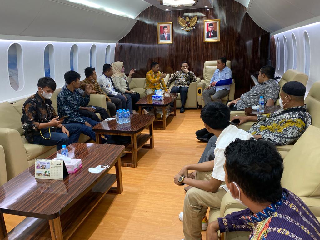 Pertemuan Bersama Komisi II DPR RI, Wabup Nasarudin Dampingi FMPPM Bahas Pencabutan HGU PT. TUM Foto Dok. Istimewa (Wakil Bupati Pelalawan H. Nasaruddin, SH, Anggota Komisi II DPR RI Rifqinizamy Karsayuda, dan perwakilan masyarakat Pulau Mendol)
