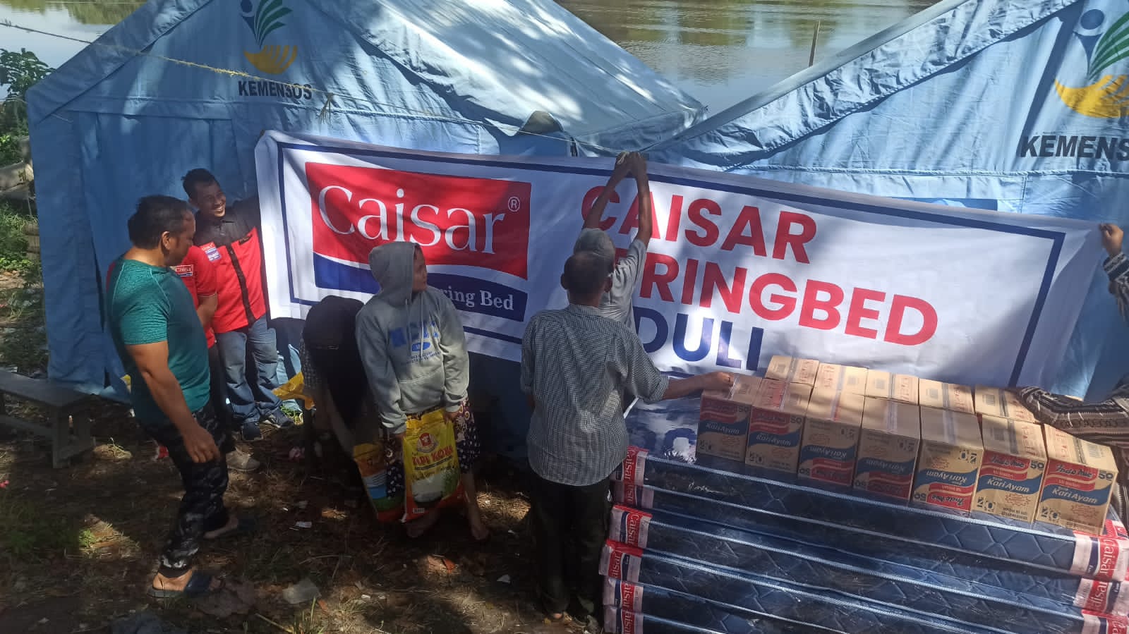 Pabrik Caisar Spring Bed Pekanbaru Bantu Kasur dan Sembako pada Korban Kebakaran Kampung Baru
