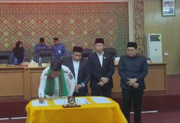 Bupati Pelalawan H Zukri Bersama Ketua DPRD Pelalawan Baharuddin, SH, MH, Wakil Ketua I DPRD Pelalawan Syafrizal, SE, Wakil Ketua II Faisal 
