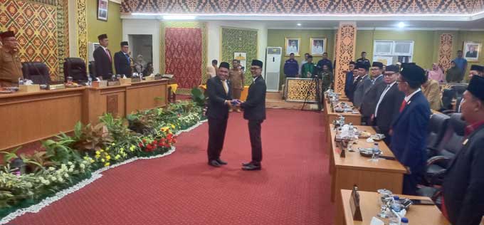 H Zulkifli Resmi Jadi Anggota DPRD Pelalawan Ketua DPRD Pelalawan Baharuddin SH MH menyerahkan SK Pergantian Antar Waktu (PAW) anggota DPRD Kabupaten Pelalawan kepada H Zulkifli, Selasa (14/2/2023).