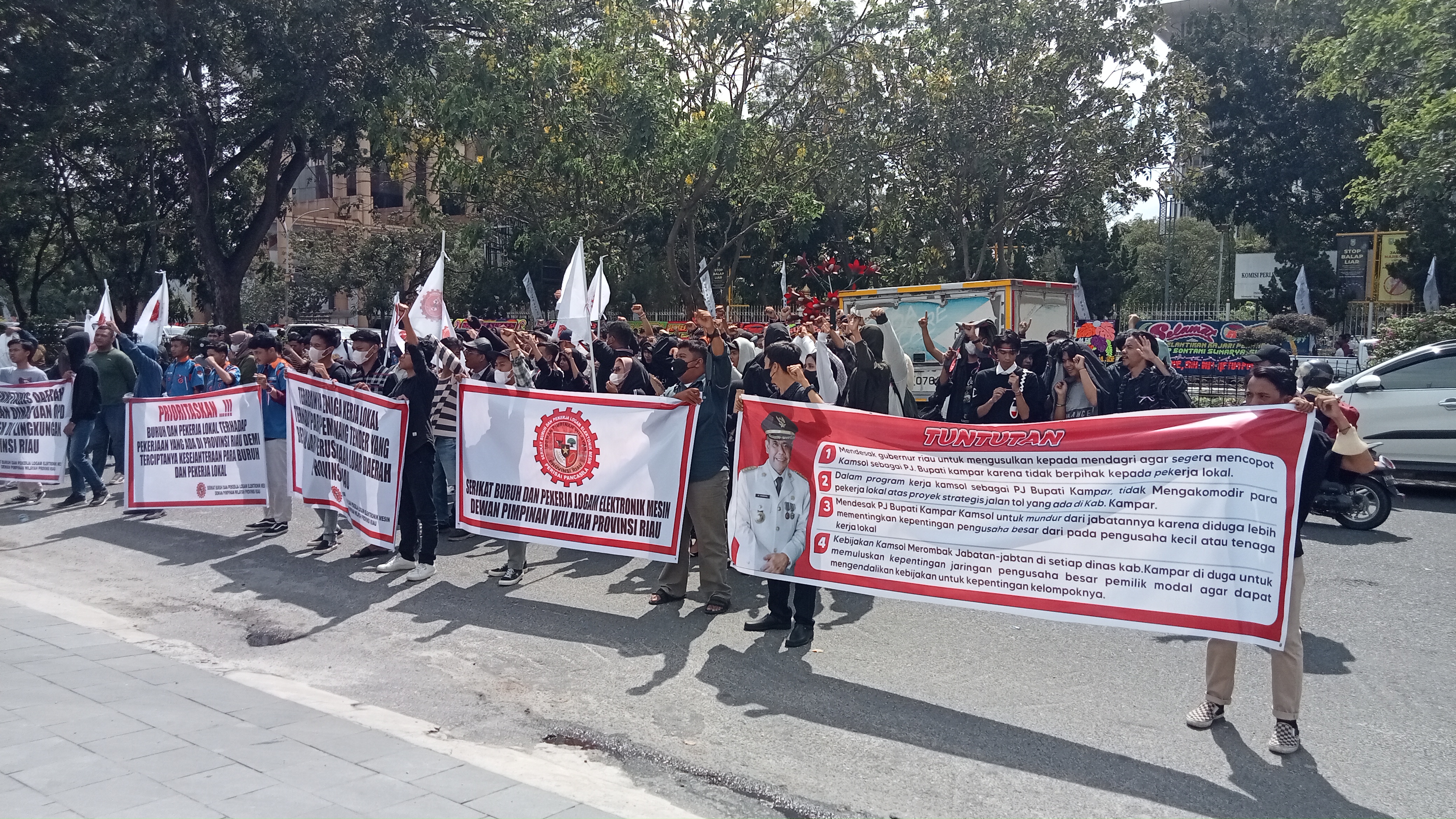 Serikat Buruh dan Pekerja Logam Elektronik Mesin Perisai Pancasila Riau Demo Kantor Gubernur Dan Kejati Riau