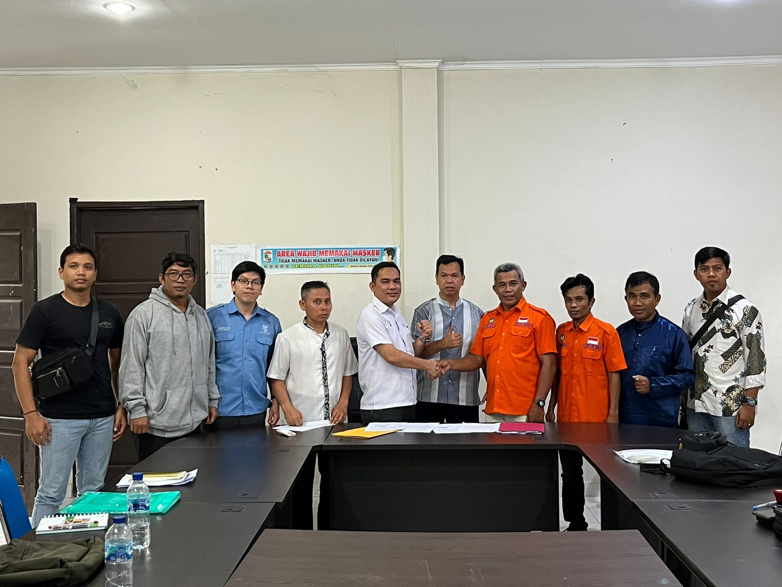 Sat Intelkam Polres Pelalawan Turut Mendorong Disnaker Dalam Menggelar FGD Antara Serikat Pekerja Inti Indosawit Subur Dengan Management PT. IIS Foto Dok. Istimewa (Kasat Intelkam Polres Pelalawan AKP Rudi Nababan, SH, MH bersama Kanit 3 Sat Intelkam Polres Pelalawan Bripka M Isromi, Julvandi Purba selaku Manajer HRD PT. IIS, Arba'a Silalahi sebagai Ketua Umum SPIIS, Kadisnaker T. Amri Fuad M.Si)