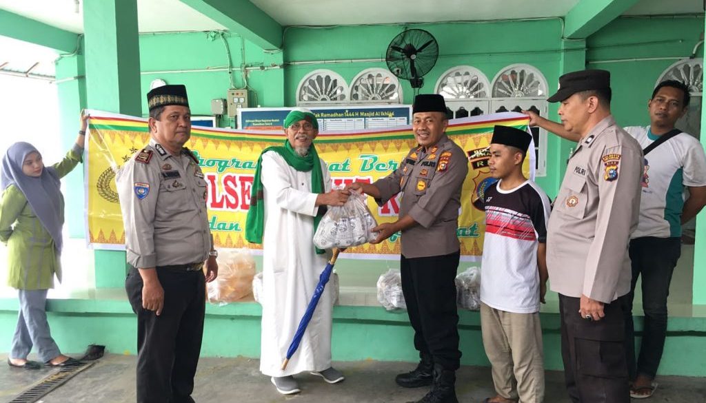 Jum’at Barokah, Polsek Bukit Raya Bagikan 60 Bungkus Nasi