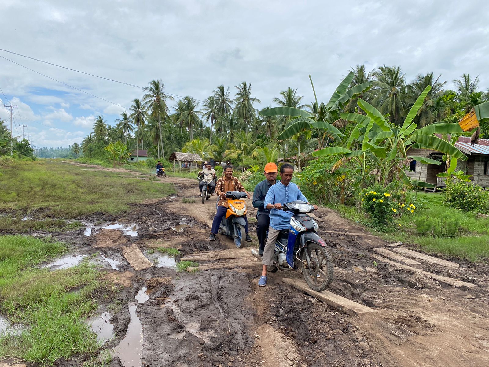 Syahrul Aidi Perjuangkan Pembangunan Jalan Lintas Bono dan Lubuk Agung-Batas Sumbar Melalui APBN Anggota DPR RI Dapil Riau 2 DR. Syahrul Aidi Mazaat Ketika Melewati Jalan Lintas Bono Di Desa Sokoi