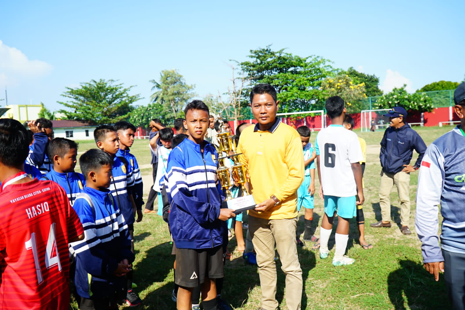 Turnamen Ramadhan Fiesta Cup 2023 Resmi Ditutup, Diswandi, SE Ucapkan Selamat Kepada Tim Juara Diswandi, SE Ketika Menyerahkan Piala Kepada Tim Juara TMK FC