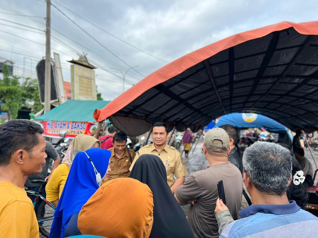 Disperindag Kota Pekanbaru Bangun 220 TPS Kios Pasar Cik Puan Kepala Disperindag Pekanbaru Zulhelmi Arifin Ketika Berbincang Dengan Pedagang