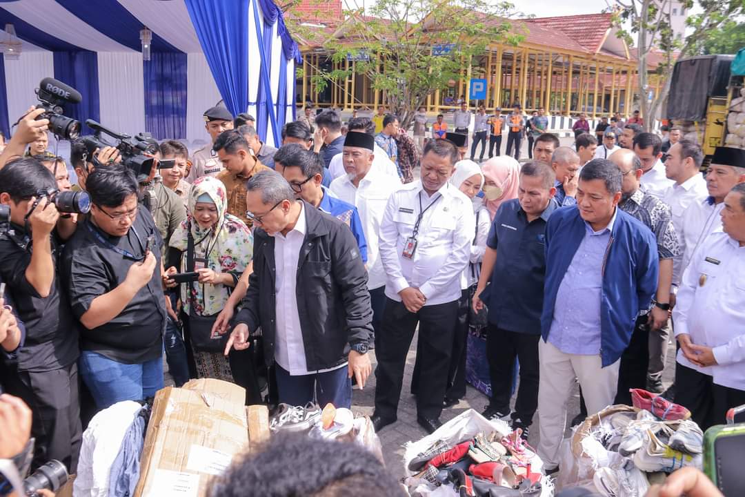 Sekdako Pekanbaru Mendampingi Menteri Perdagangan Zulhas Musnahkan 730 Bal Pakaian Bekas