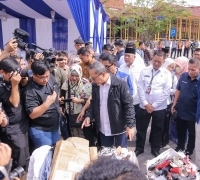 Sekdako Pekanbaru Mendampingi Menteri Perdagangan Zulhas Musnahkan 730 Bal Pakaian Bekas