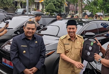 Gubri Syamsuar Serahkan Mobil Dinas Listrik Kepada Forkopimda Riau