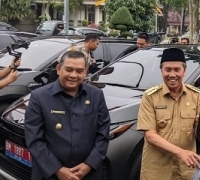Gubri Syamsuar Serahkan Mobil Dinas Listrik Kepada Forkopimda Riau