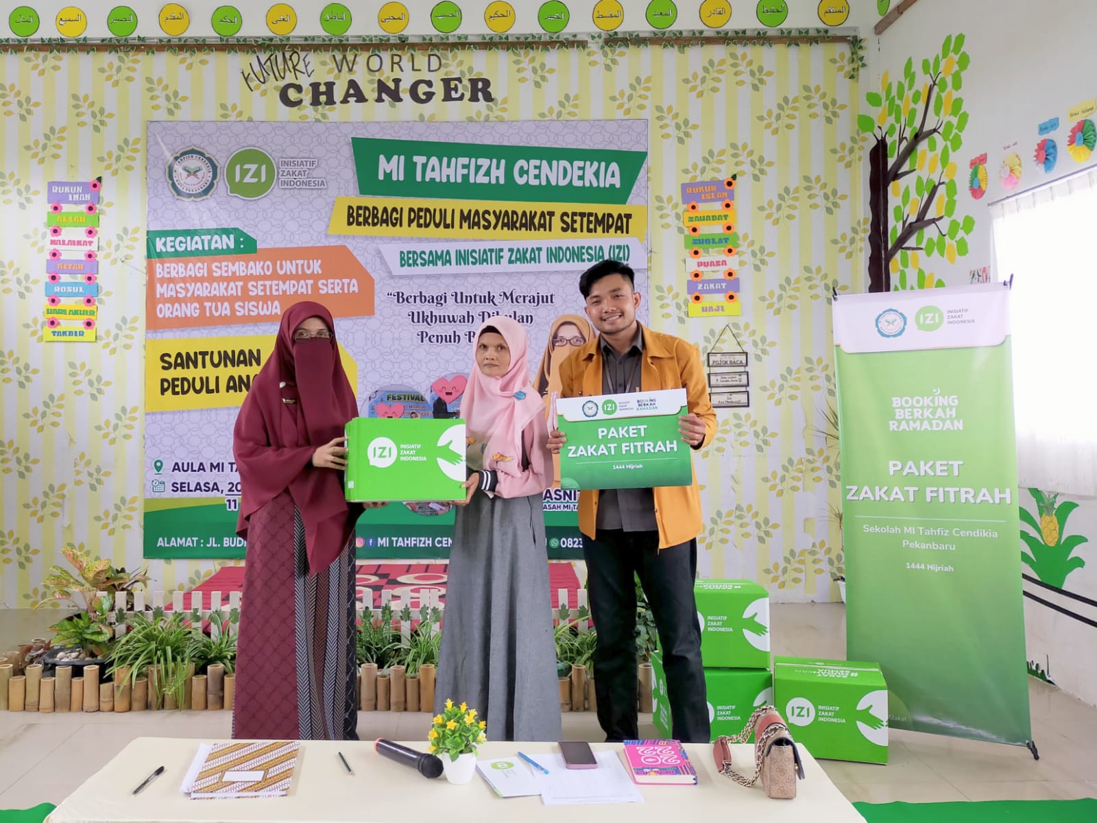 Peduli Masyarakat dan Anak Yatim Setempat, MI Tahfiz Cendekia bersama IZI Riau salurkan Paket Ramadan dan Zakat Fitrah