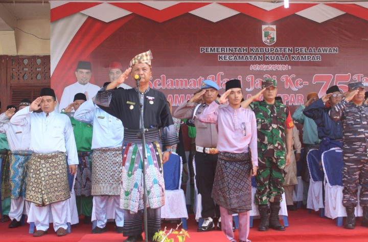 Sempena HUT Kecamatan Kuala Kampar Ke 75 Tahun, Camat El Rasyidi Albi Sampaikan Petuah Takkan Melayu Hilang Di Bumi El Rasyidi Albi. S.Sos selaku Camat Kuala Kampar saat memimpin upacara HUT Kecamatan Kuala Kampar ke 75 Tahun