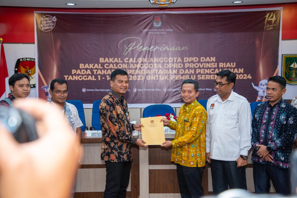 Dukungan Kalangan Milenial dan Pelaku UMKM Arif Eka Saputra Resmi Daftar DPD RI Arif Eka Saputra saat mendaftarkan diri ke KPU Riau sebagai calon DPD RI.