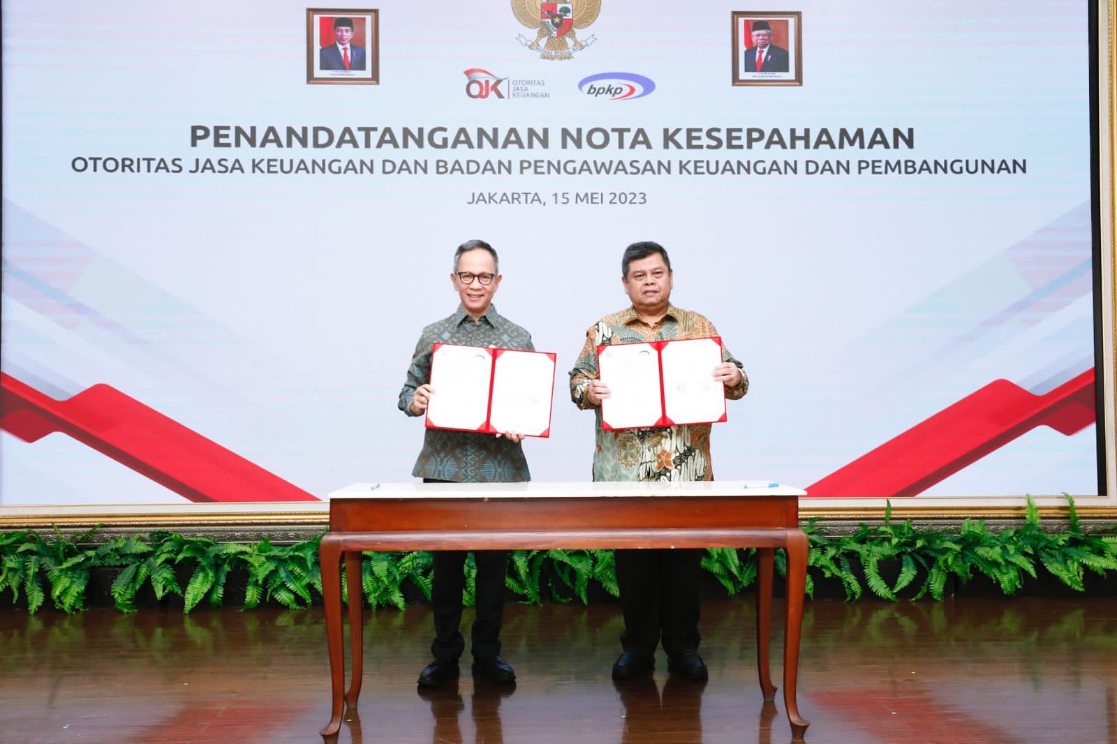 OJK dan BPKP Sepakati Kerjasama Perkuat Pengawasan Sektor Jasa Keuangan Penandatangan Nota Kesepahaman antara OJK dan BPKP. Foto: doc OJK