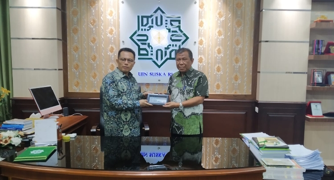 PT. Arara Abadi Menandatangani Nota Kesepahaman Dengan UIN Sultan Syarif Kasim Riau Dalam Peningkatan Sumber Daya Manusia Direktur PT. Arara Abadi Bapak Ir. H. Edie Haris Mz yang di dampingin oleh Wahyu S. Hut, Herwansyah S.H selaku kepala Humas PT. Arara Abadi