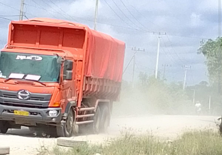 Polusi dari Angkutan Batu Bara di Peranap, dr Destika Sebut Apa Menunggu Anak Kami Mati Satu Persatu Baru Peduli ? Truk batu bara melintas bebas di jalan provinsi di kelurahan Peranap (Istimewa)