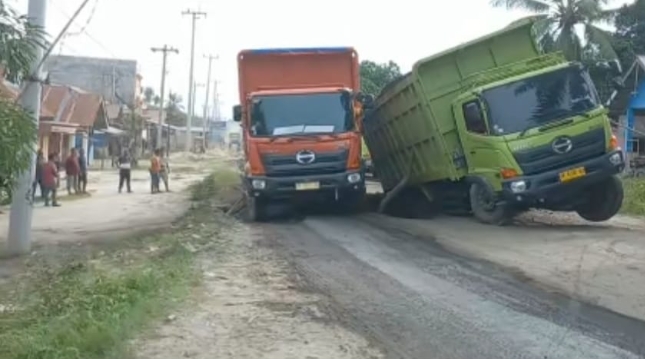 Truk Batubara Biang Kerok Jalan Lintas Tengah Rusak Parah, DPRD Riau Sebut Apa Nunggu Presiden Turun Dulu?