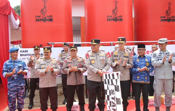HUT Bhayangkara ke- 77, Polda Kepri Salurkan Baksos, Bansos dan Fasilitas Air Bersih ke Masyarakat Tg. Uma Kota Batam