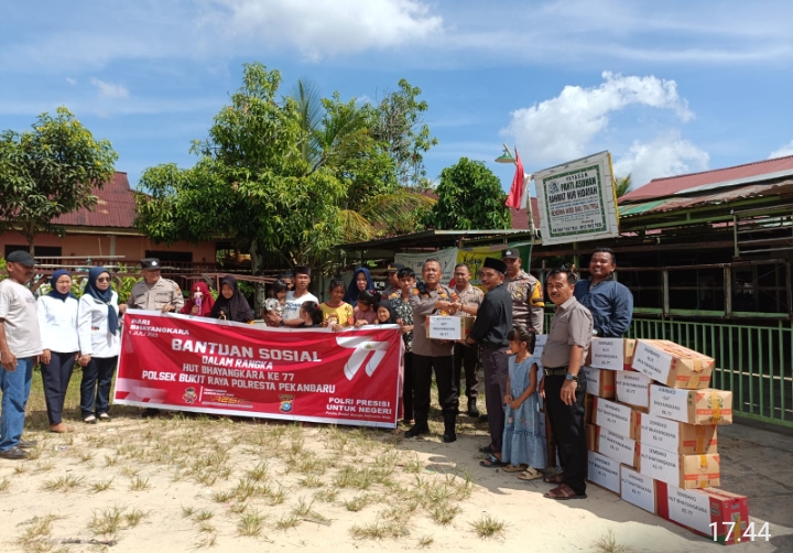 Sambut HUT Bhayangkara Ke-77 Polsek Bukit Raya Bagikan Paket Sembako Kapolsek Bukit Raya AKP Syafnil Beserta Jajaran