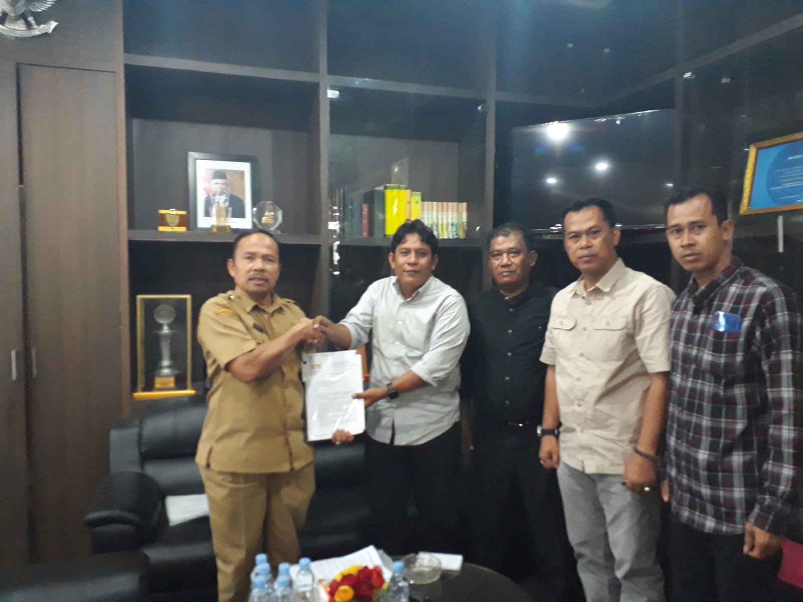 Serahkan Data Terkait Lahan 2500 Ha di Kota Garo. GERLAMATA Jumpa Firdaus, SE, MM PJ Bupati Kampar