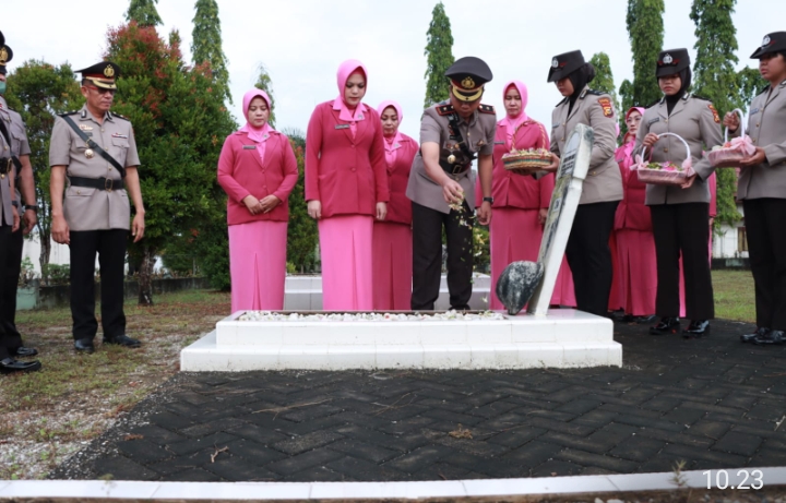 Polres Kampar Gelar Upacara Ziarah dan Tabur Bunga Dalam Rangka Hari Bhayangkara Ke-77