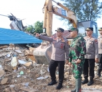 Akibat Melawan, 14 Orang Berhasil DI Ringkus Ketika Aparat Melakukan Penertiban Bangunan Ruli di Tangki 1000 Kampung Seraya Kota Batam