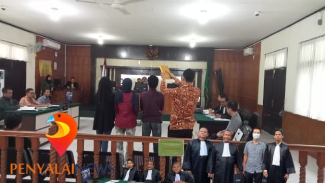Dinilai Tidak Konstituen, DR Freddy Simanjuntak, SH MH Kecam Sikap Dua Pengacara Karena Diduga Lakukan Intervensi Supermasi Hukum DR. Freddy Simanjuntak, S.H., M.H (Tengah), Triandi Bimankalid, S.H., M.H (Kanan) dan Rio Simanjuntak, S.H (Kiri)