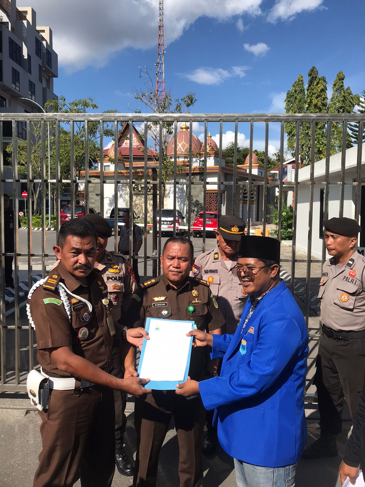 Geruduk Kejati Riau, PKC PMII Riau Sebut Kadis PUPR PKPP Riau Otak Dugaan Mafia Proyek Wakil Ketua PKC PMII Riau, Ali Jungjung Daulay saat menyerahkan tuntutan aksi kepada Kasi Penkum Kejati Riau, Bambang Heripurwanto.
