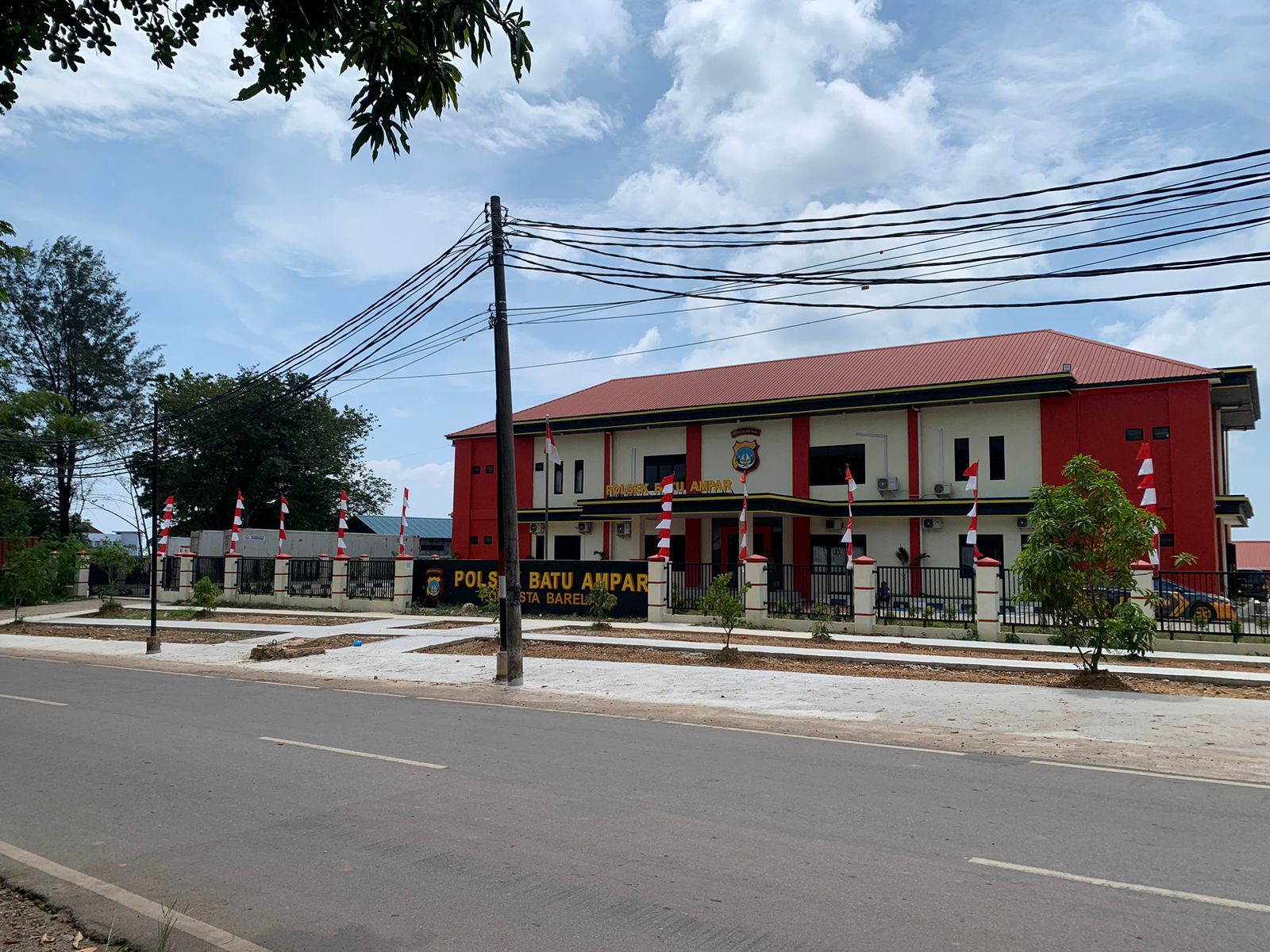 Sambut HUT RI ke-78 Polsek Batu Ampar Lakukan Pemasangan Umbul-umbul dan Bendera Merah Putih Di Mako Polsek