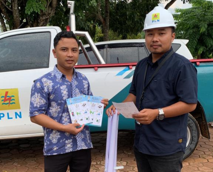 Himbauan Kepada Masyarakat, PLN ULP Pangkalan Kerinci Sampaikan Jangan Main Layang-Layang Dekat Jaringan Listrik Foto Petugas ULP PLN Pangkalan Kerinci Yang Sedang Membrikan Himbauan Kepada Masyarakat (Foto Dok. Istimewa)