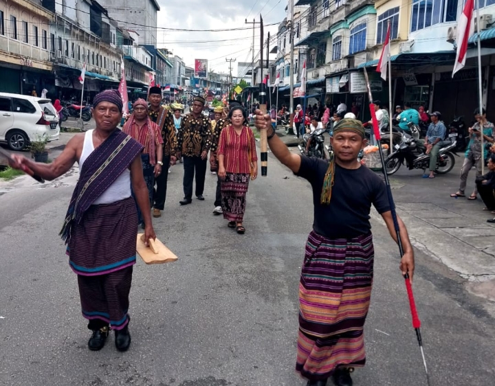 Meriah, Pawai Karnaval HUT RI Tanjung Batu Kundur Meski Di Guyur Hujan Deras