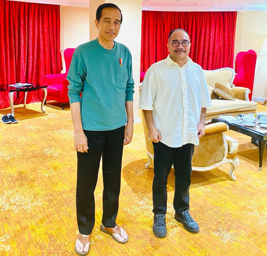 Makna Keberlanjutan Kepemimpinan Presiden Jokowi oleh Ganjar Pranowo bagi Indonesia Maju yang Bergotongroyong dan Konteks Proklamasi Kemerdekaan RI Firman Jaya Daeli bersama Presiden Joko Widodo. Foto: Istimewa