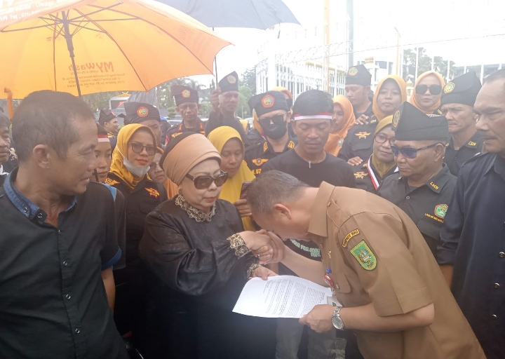Teriakin Gubri 'Bencong', Masyarakat Pulau Rupat Desak Syamsuar Cabut Izin PT Logo Mas Utama