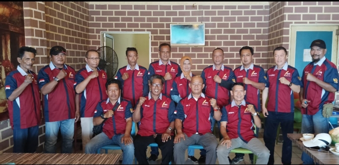 Anggota DPRD Provinsi Kepri Ery Suandi Serahkan Baju Seragam Jurnalis Ke-Pulauan Kundur