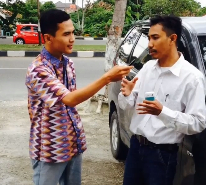 Support System Sebutan Anak Zaman Now Merupakan Kunci Sukses Dalam Meraih Cita-Cita Foto Saya Bersama Pemimpin Redaksi Tabloid Riau Khatulistiwa Tahun 2013 Sarwan Kelana (Saat Ini Dia Pemilik Media Haluanpos.com) Salfok Sama HP nya Masih Ngetren HP Merek Cina