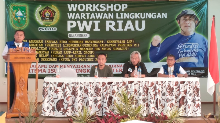 Angkat Isu Lingkungan, PWI Riau Gelar Workshop Di Cianjur Jawa Barat Ketua Dewan Penasehat PWI Riau Kazzaini Ks Ketika Membuka Workshop Isu Lingkungan Di Cianjur Jawa Barat